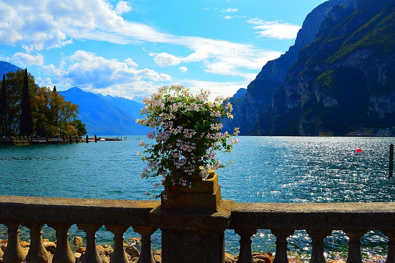 Highlights of Lake Garda & Historic Verona 