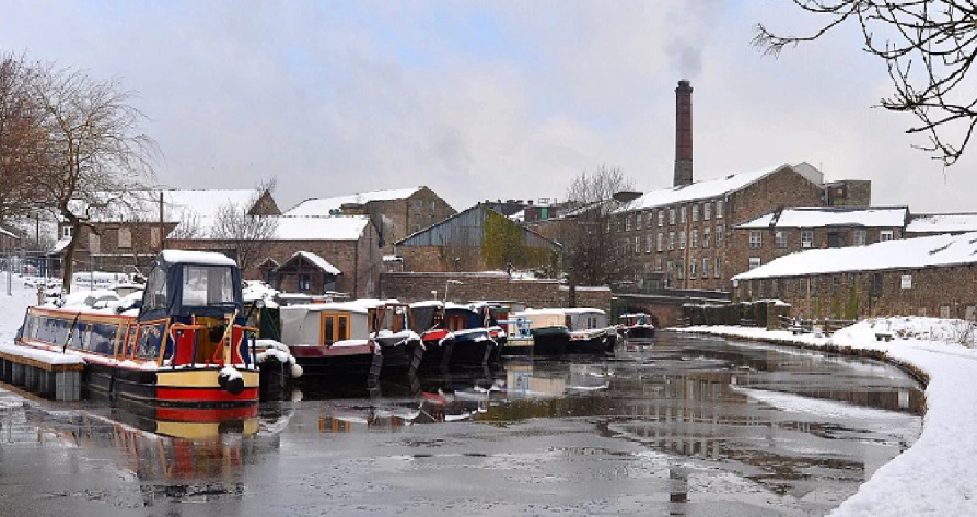 Peaks Canal Christmas Cruise & Bakewell with Lunch